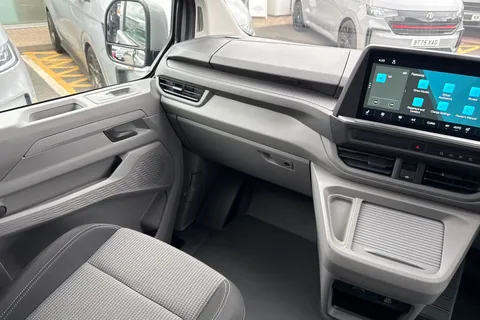 KR75YHH Volkswagen E-Transporter SWB 286PS  65kWh Electric 5 Seats Thumbnail #20