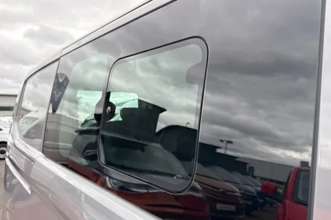 KR75YHH Volkswagen E-Transporter SWB 286PS  65kWh Electric 5 Seats Thumbnail #56