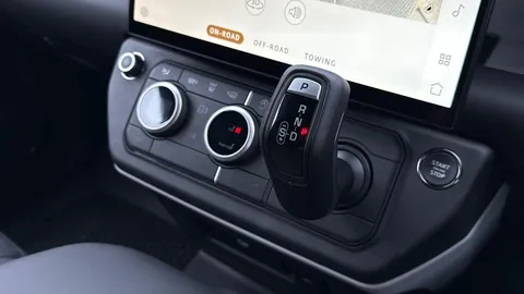 DN26LHO Land Rover Defender 110 3.0 D250 MHEV X-Dynamic HSE Hard Top SUV 5dr Diesel Auto 4WD MWB Euro 6 (s/s) (249 ps) Thumbnail #22