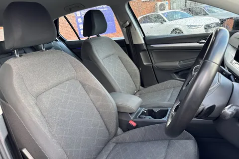 NX21ZNU Volkswagen Golf 1.5 eTSI MHEV Life DSG Euro 6 (s/s) 5dr Thumbnail #24