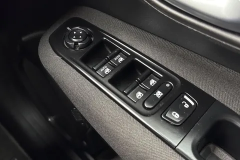 WT21KNE Jeep Renegade 1.3 GSE T4 11.4kWh Longitude Auto 4xe Euro 6 (s/s) 5dr Thumbnail #33