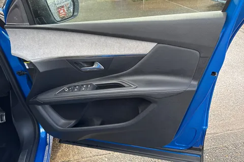 BYZ3111 PEUGEOT 3008 1.6 13.2kWh GT e-EAT 4WD Euro 6 (s/s) 5dr Thumbnail #22