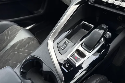 BYZ3111 PEUGEOT 3008 1.6 13.2kWh GT e-EAT 4WD Euro 6 (s/s) 5dr Thumbnail #24