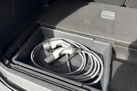 BYZ3111 PEUGEOT 3008 1.6 13.2kWh GT e-EAT 4WD Euro 6 (s/s) 5dr Thumbnail #39