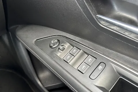 BYZ3111 PEUGEOT 3008 1.6 13.2kWh GT e-EAT 4WD Euro 6 (s/s) 5dr Thumbnail #43