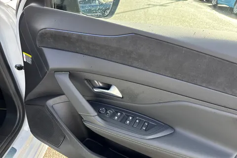 DF25FNV PEUGEOT 308 1.2 HYBRID GT e-DSC6 Euro 6 (s/s) 5dr Thumbnail #21