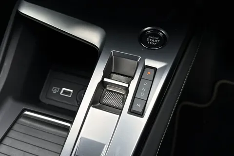 DF25FNV PEUGEOT 308 1.2 HYBRID GT e-DSC6 Euro 6 (s/s) 5dr Thumbnail #23