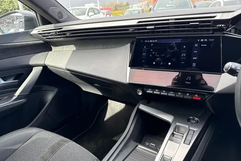 DF25FNV PEUGEOT 308 1.2 HYBRID GT e-DSC6 Euro 6 (s/s) 5dr Thumbnail #42