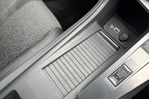 DF25FNV PEUGEOT 308 1.2 HYBRID GT e-DSC6 Euro 6 (s/s) 5dr Thumbnail #55