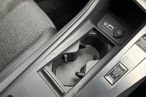 DF25FNV PEUGEOT 308 1.2 HYBRID GT e-DSC6 Euro 6 (s/s) 5dr Thumbnail #56