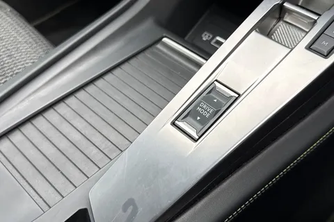 DF25FNV PEUGEOT 308 1.2 HYBRID GT e-DSC6 Euro 6 (s/s) 5dr Thumbnail #57