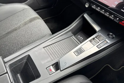 DF25FNV PEUGEOT 308 1.2 HYBRID GT e-DSC6 Euro 6 (s/s) 5dr Thumbnail #58