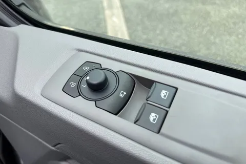 CX26JCU Volkswagen Transporter 2.0 TDI T28 Commerce Pro Auto FWD SWB Euro 6 (s/s) 5dr Thumbnail #21