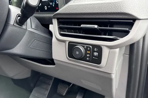 CX26JCU Volkswagen Transporter 2.0 TDI T28 Commerce Pro Auto FWD SWB Euro 6 (s/s) 5dr Thumbnail #27