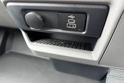 CX26JCU Volkswagen Transporter 2.0 TDI T28 Commerce Pro Auto FWD SWB Euro 6 (s/s) 5dr Thumbnail #36