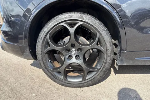 YC72HUA Alfa Romeo Stelvio 2.0T Estrema Auto Q4 AWD Euro 6 (s/s) 5dr Thumbnail #11