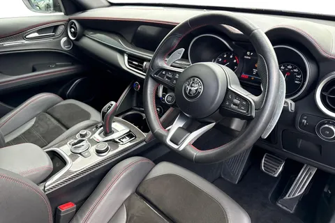 YC72HUA Alfa Romeo Stelvio 2.0T Estrema Auto Q4 AWD Euro 6 (s/s) 5dr Thumbnail #15