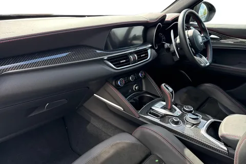 YC72HUA Alfa Romeo Stelvio 2.0T Estrema Auto Q4 AWD Euro 6 (s/s) 5dr Thumbnail #16