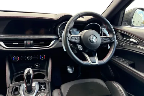 YC72HUA Alfa Romeo Stelvio 2.0T Estrema Auto Q4 AWD Euro 6 (s/s) 5dr Thumbnail #19