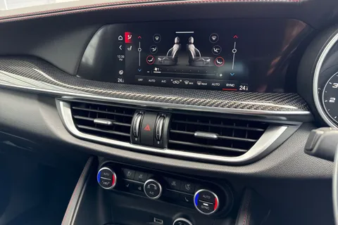 YC72HUA Alfa Romeo Stelvio 2.0T Estrema Auto Q4 AWD Euro 6 (s/s) 5dr Thumbnail #23
