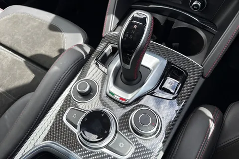 YC72HUA Alfa Romeo Stelvio 2.0T Estrema Auto Q4 AWD Euro 6 (s/s) 5dr Thumbnail #24