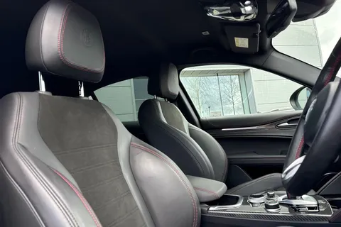 YC72HUA Alfa Romeo Stelvio 2.0T Estrema Auto Q4 AWD Euro 6 (s/s) 5dr Thumbnail #25