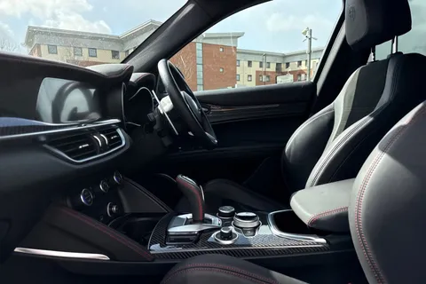 YC72HUA Alfa Romeo Stelvio 2.0T Estrema Auto Q4 AWD Euro 6 (s/s) 5dr Thumbnail #34