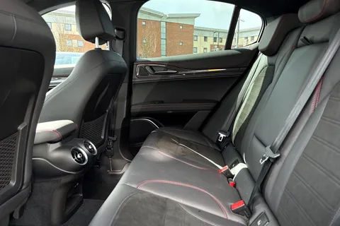 YC72HUA Alfa Romeo Stelvio 2.0T Estrema Auto Q4 AWD Euro 6 (s/s) 5dr Thumbnail #35