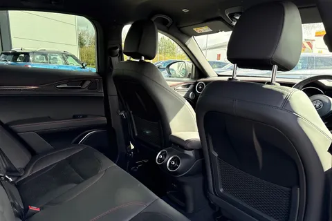 YC72HUA Alfa Romeo Stelvio 2.0T Estrema Auto Q4 AWD Euro 6 (s/s) 5dr Thumbnail #36