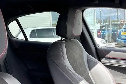 YC72HUA Alfa Romeo Stelvio 2.0T Estrema Auto Q4 AWD Euro 6 (s/s) 5dr Thumbnail #37