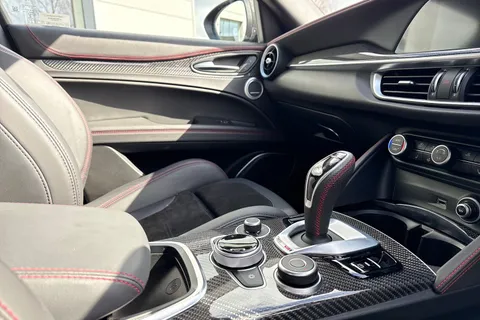 YC72HUA Alfa Romeo Stelvio 2.0T Estrema Auto Q4 AWD Euro 6 (s/s) 5dr Thumbnail #42