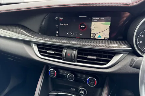 YC72HUA Alfa Romeo Stelvio 2.0T Estrema Auto Q4 AWD Euro 6 (s/s) 5dr Thumbnail #45