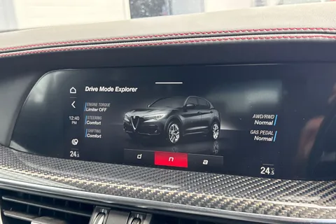 YC72HUA Alfa Romeo Stelvio 2.0T Estrema Auto Q4 AWD Euro 6 (s/s) 5dr Thumbnail #52