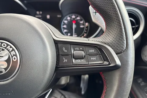 YC72HUA Alfa Romeo Stelvio 2.0T Estrema Auto Q4 AWD Euro 6 (s/s) 5dr Thumbnail #58