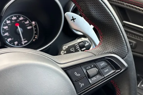 YC72HUA Alfa Romeo Stelvio 2.0T Estrema Auto Q4 AWD Euro 6 (s/s) 5dr Thumbnail #59