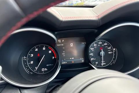 YC72HUA Alfa Romeo Stelvio 2.0T Estrema Auto Q4 AWD Euro 6 (s/s) 5dr Thumbnail #60