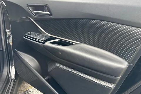 DW19BZC Toyota C-Hr 1.2 VVT-i Design CVT AWD Euro 6 (s/s) 5dr Thumbnail #20