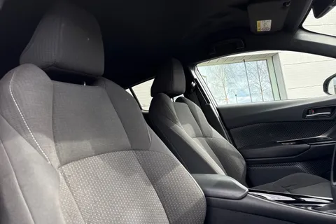 DW19BZC Toyota C-Hr 1.2 VVT-i Design CVT AWD Euro 6 (s/s) 5dr Thumbnail #23