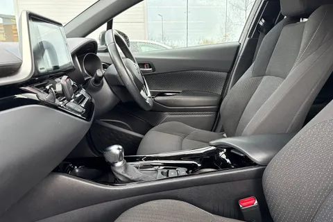 DW19BZC Toyota C-Hr 1.2 VVT-i Design CVT AWD Euro 6 (s/s) 5dr Thumbnail #34