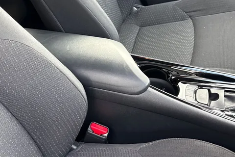 DW19BZC Toyota C-Hr 1.2 VVT-i Design CVT AWD Euro 6 (s/s) 5dr Thumbnail #39