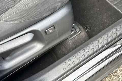 DW19BZC Toyota C-Hr 1.2 VVT-i Design CVT AWD Euro 6 (s/s) 5dr Thumbnail #40