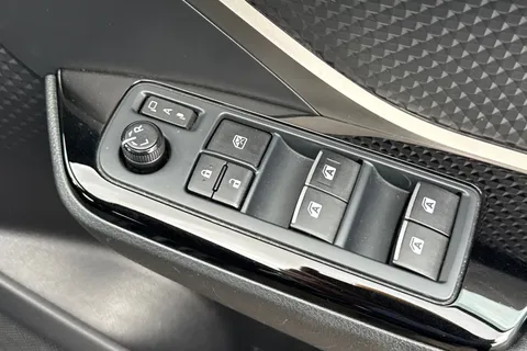 DW19BZC Toyota C-Hr 1.2 VVT-i Design CVT AWD Euro 6 (s/s) 5dr Thumbnail #41