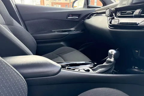 DW19BZC Toyota C-Hr 1.2 VVT-i Design CVT AWD Euro 6 (s/s) 5dr Thumbnail #43