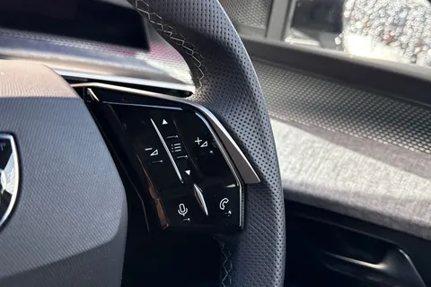 KK25JYO PEUGEOT 3008 1.2 HYBRID GT e-DSC6 Euro 6 (s/s) 5dr Thumbnail #38