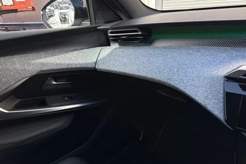 KK25JYO PEUGEOT 3008 1.2 HYBRID GT e-DSC6 Euro 6 (s/s) 5dr Thumbnail #59