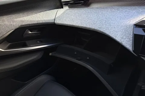 KK25JYO PEUGEOT 3008 1.2 HYBRID GT e-DSC6 Euro 6 (s/s) 5dr Thumbnail #60