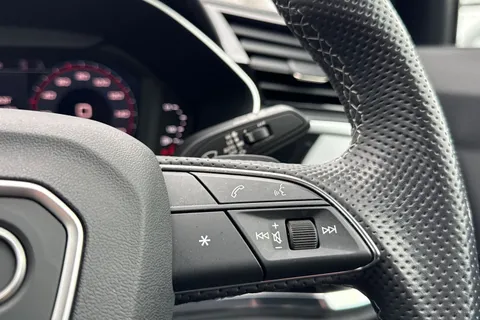 DF73VDV Audi Q3 Black Edition 35 TFSI 150 PS S tronic Thumbnail #27