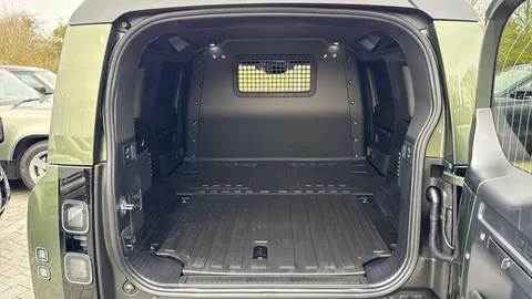 DN26MYU Land Rover Defender 110 3.0 D250 MHEV X-Dynamic HSE Hard Top SUV 5dr Diesel Auto 4WD MWB Euro 6 (s/s) (249 ps) Thumbnail #32