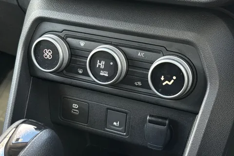 EN74MVH Dacia Jogger 1.6 Hybrid EXTREME Auto Euro 6 (s/s) 5dr Thumbnail #22