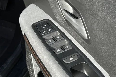 EN74MVH Dacia Jogger 1.6 Hybrid EXTREME Auto Euro 6 (s/s) 5dr Thumbnail #24